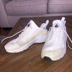 white nike huaraches